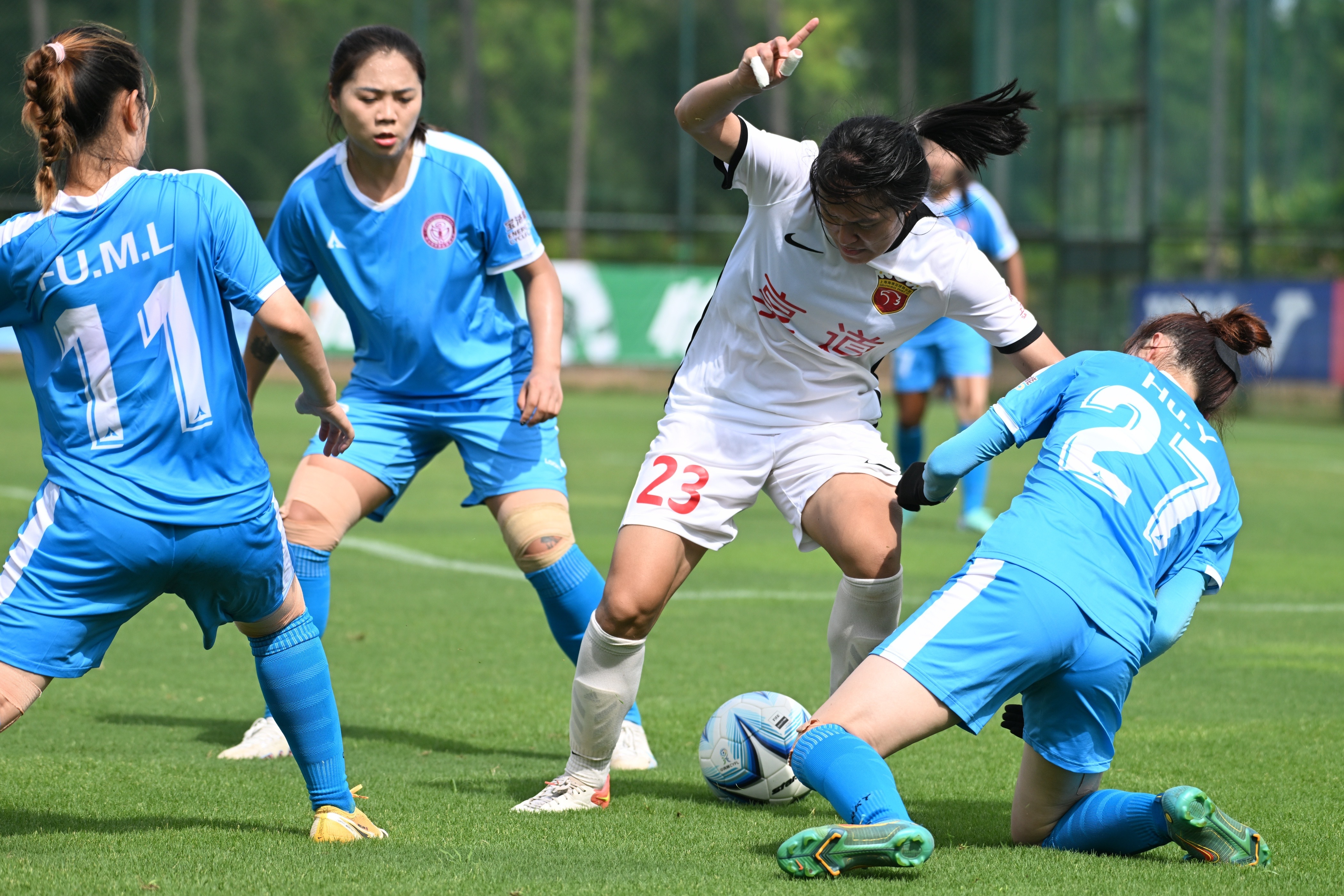 国内女子足球职业赛事中，球员们踢出风采的简单介绍