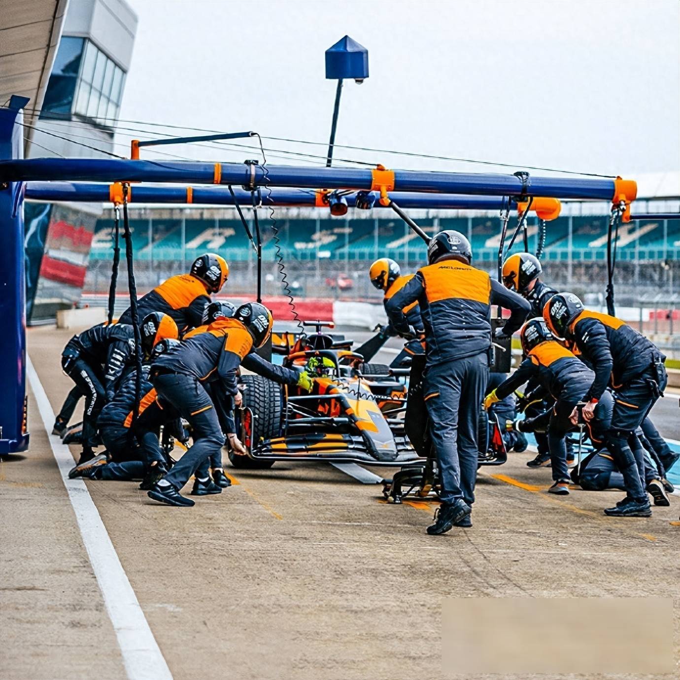 pg电子试玩网-雷诺车队险胜梅赛德斯,维斯塔潘扛起全队