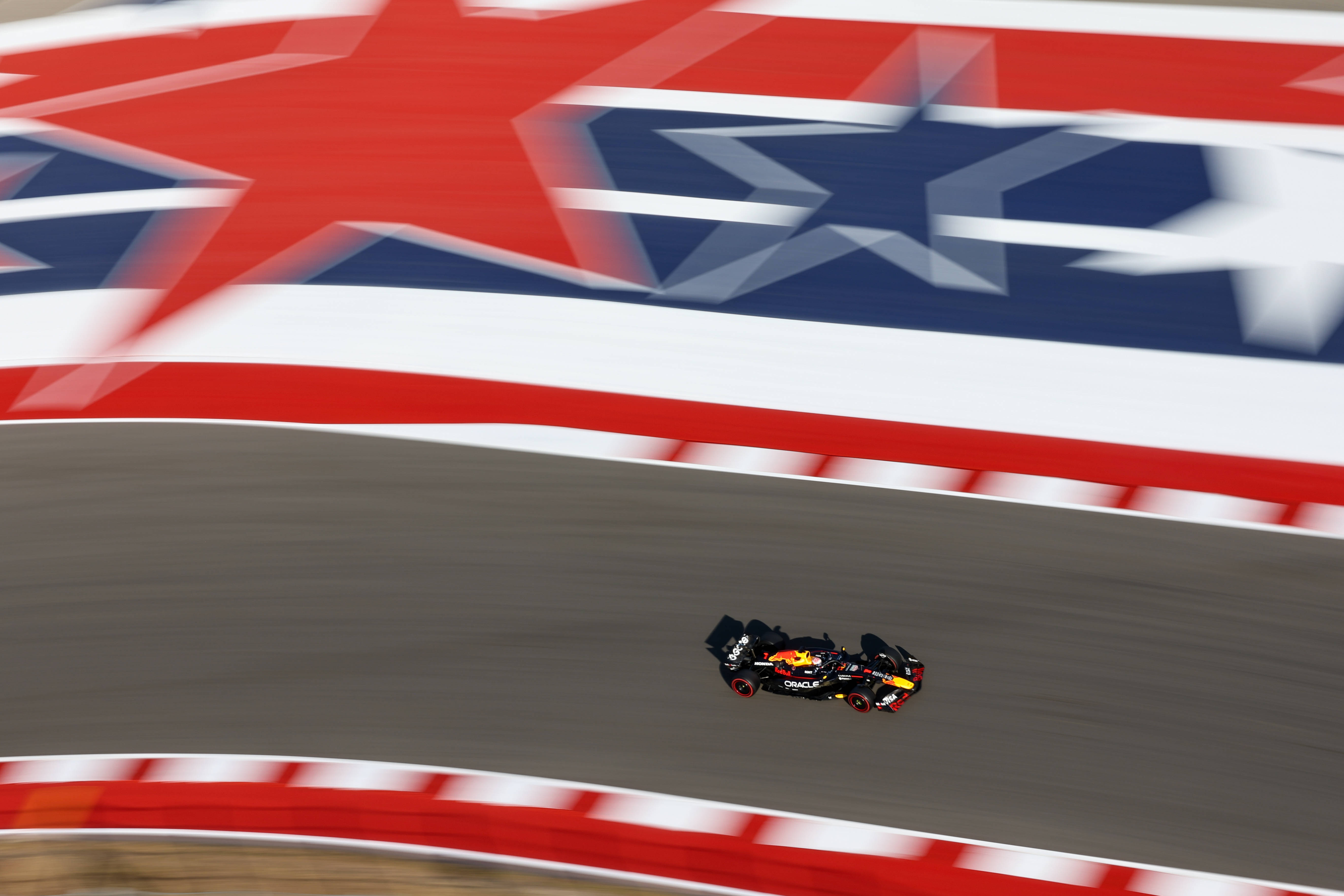 雷诺车队险胜梅赛德斯，维斯塔潘扛起全队