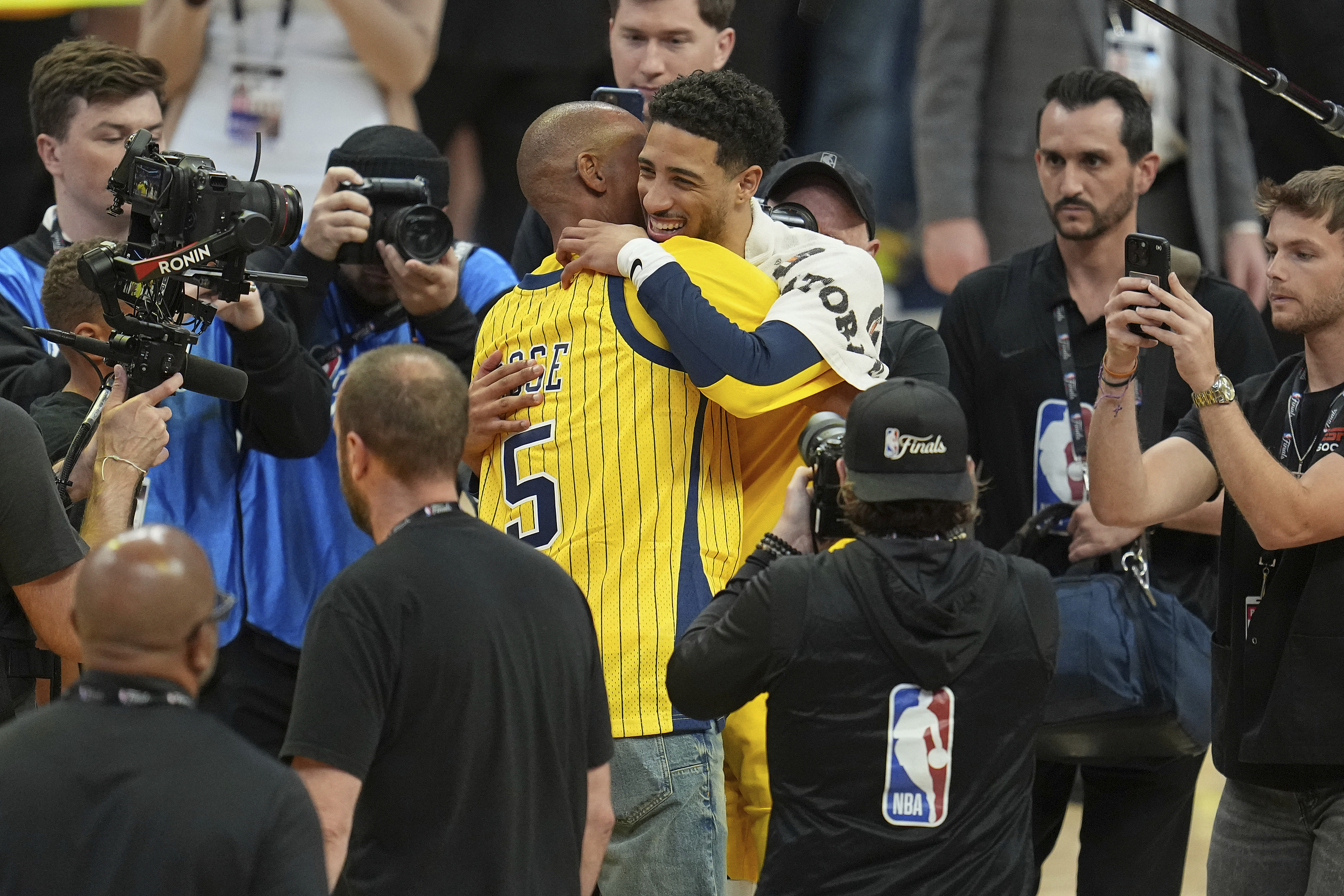 -哈利伯顿爆发，公牛末节带走上海队