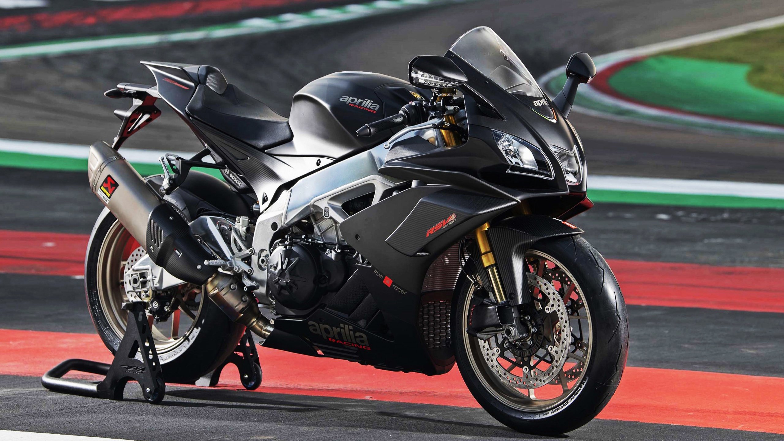 夜战巴林，F1新赛季揭幕战之夜，武切维奇关键时刻站出来